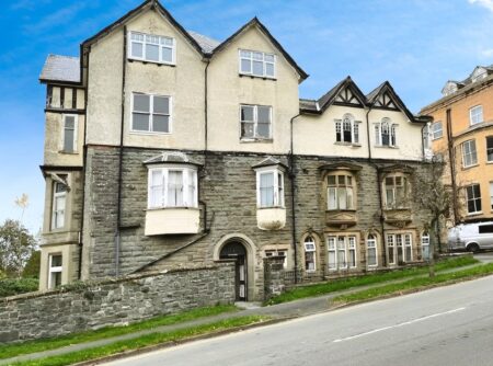 Ithon Road, Llandrindod Wells, Powys, LD1 6AS